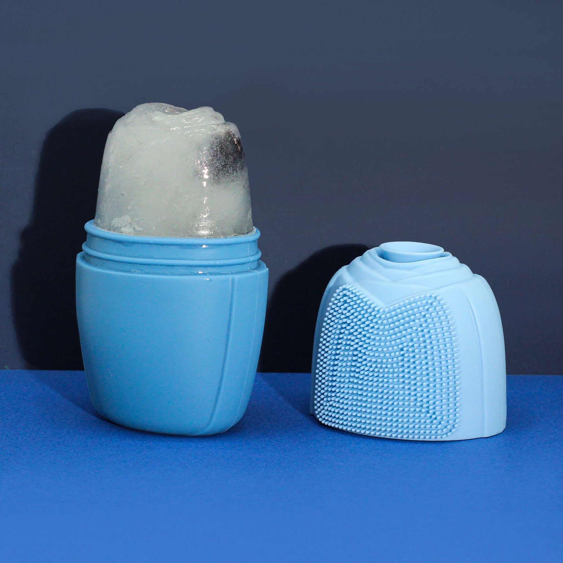 Rodillo de hielo de silicona azul con núcleo congelable para el rostro; refresca, descongestiona y minimiza poros.
