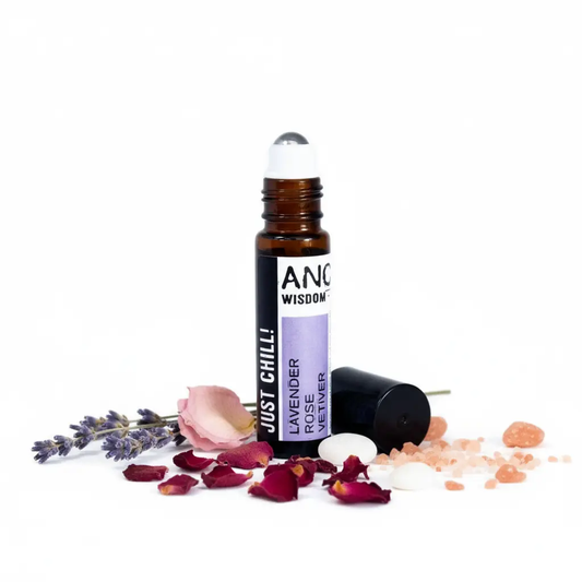 Just Chill con lavanda y pétalos de rosa - fondo blanco neutro