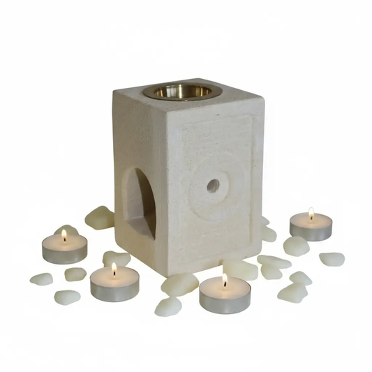 Quemador arenisca cuadrado con velas y ceras - fondo blanco